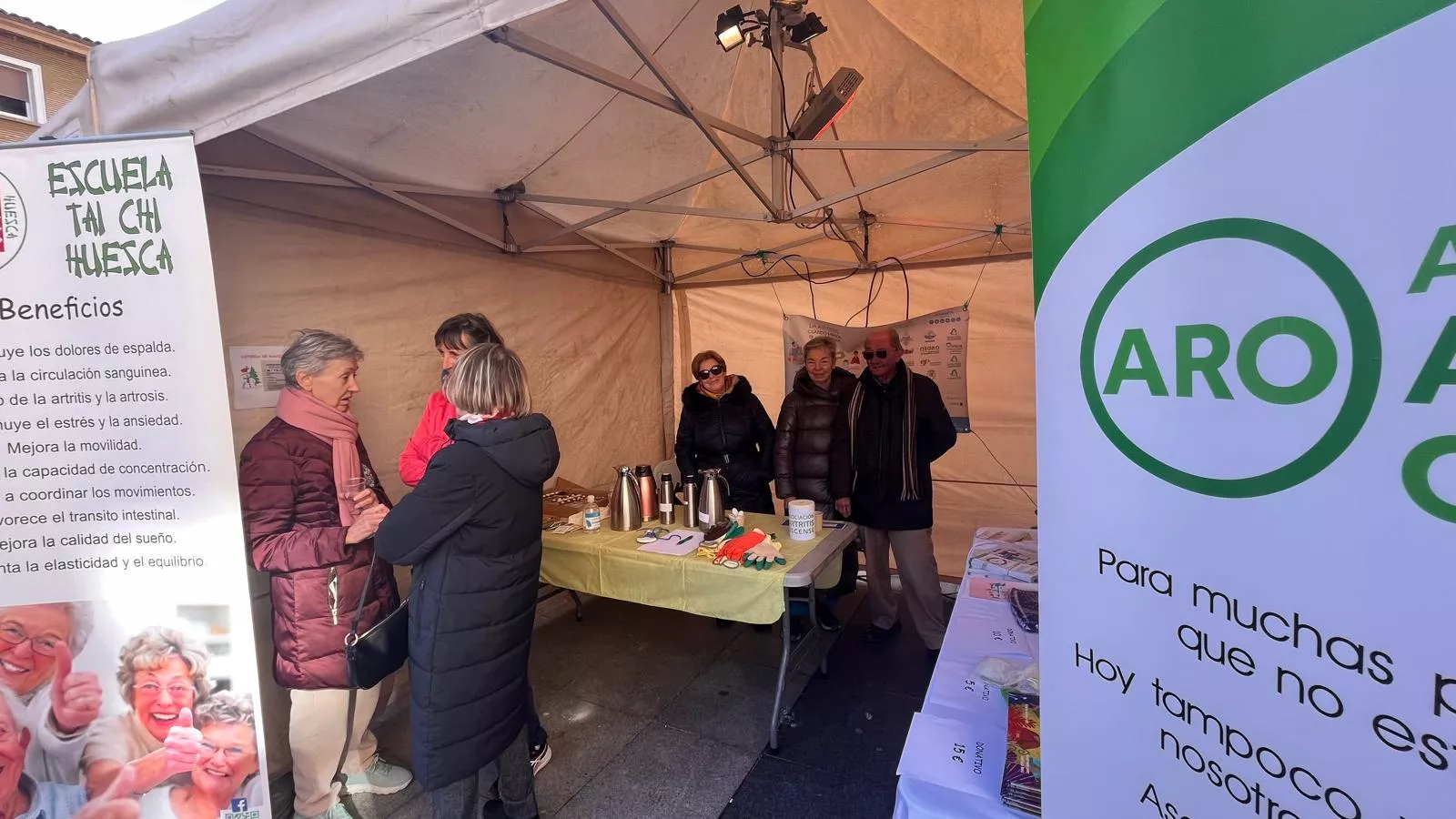 Feria Solidaria navideña en la plaza López Allué de Huesca. Foto Mercedes Manterola