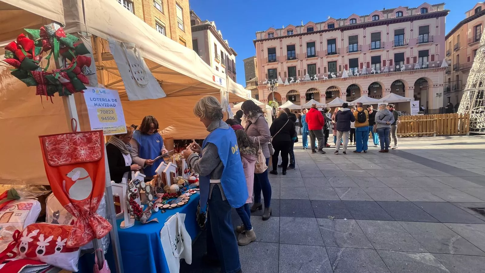 Feria Solidaria navideña en la plaza López Allué de Huesca. Foto Mercedes Manterola