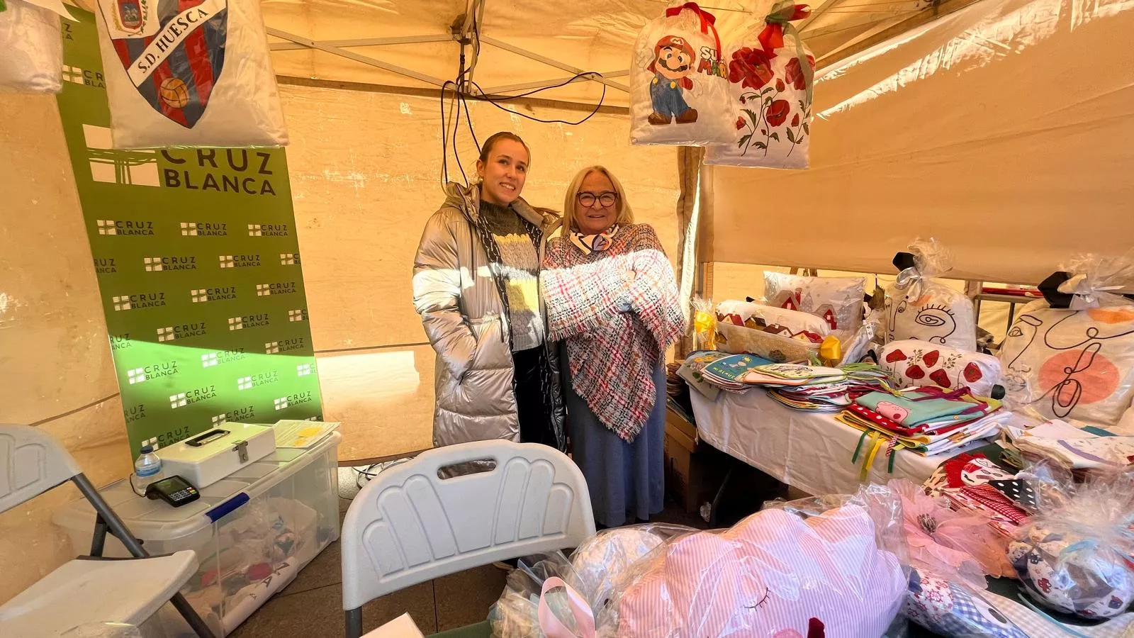Feria Solidaria navideña en la plaza López Allué de Huesca. Foto Mercedes Manterola