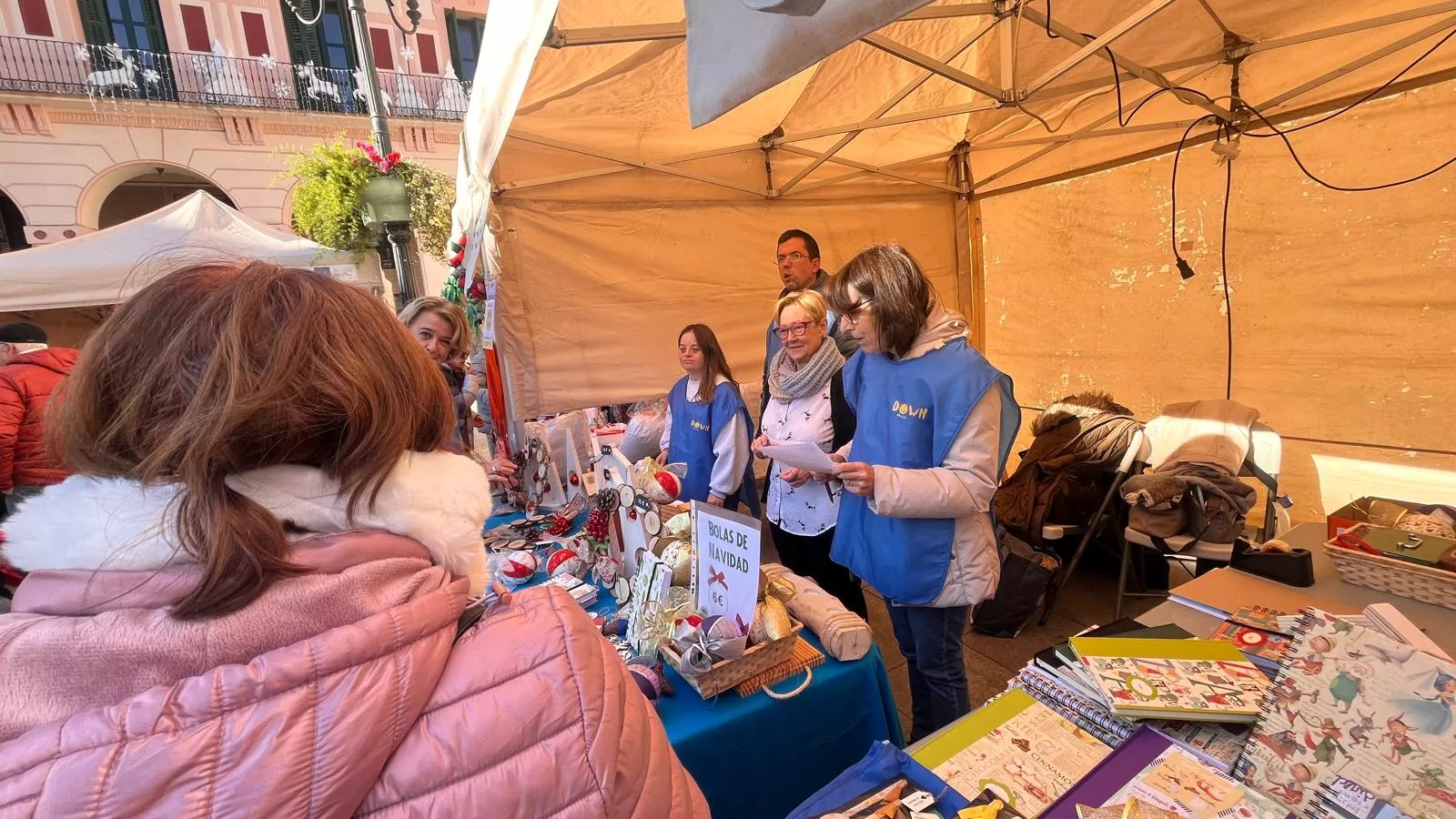 Feria Solidaria navideña en la plaza López Allué de Huesca. Foto Mercedes Manterola