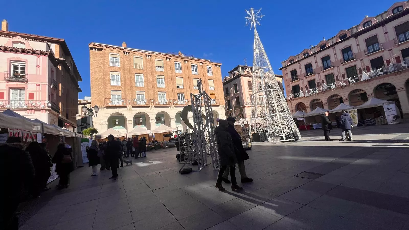 Feria Solidaria navideña en la plaza López Allué de Huesca. Foto Mercedes Manterola