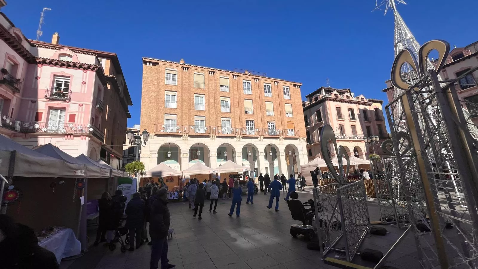 Feria Solidaria navideña en la plaza López Allué de Huesca. Foto Mercedes Manterola