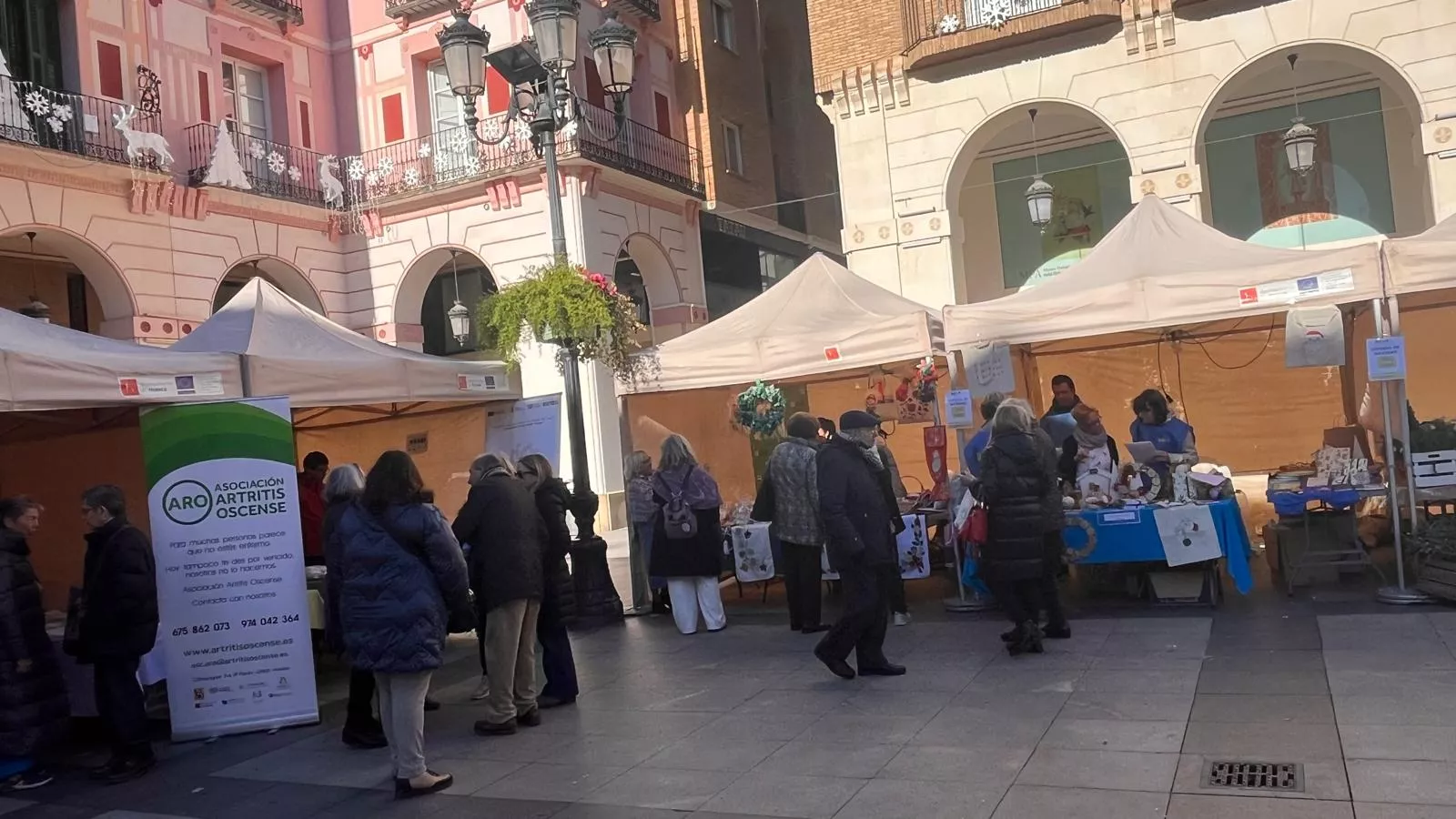 Feria Solidaria navideña en la plaza López Allué de Huesca. Foto Mercedes Manterola