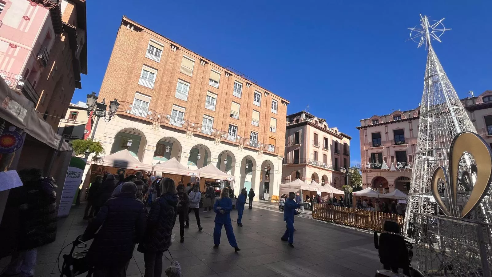 Feria Solidaria navideña en la plaza López Allué de Huesca. Foto Mercedes Manterola