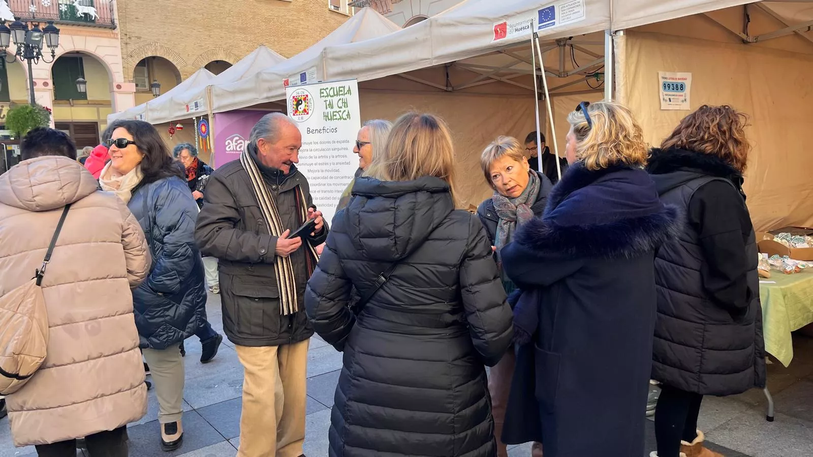Feria Solidaria navideña en la plaza López Allué de Huesca. Foto Mercedes Manterola