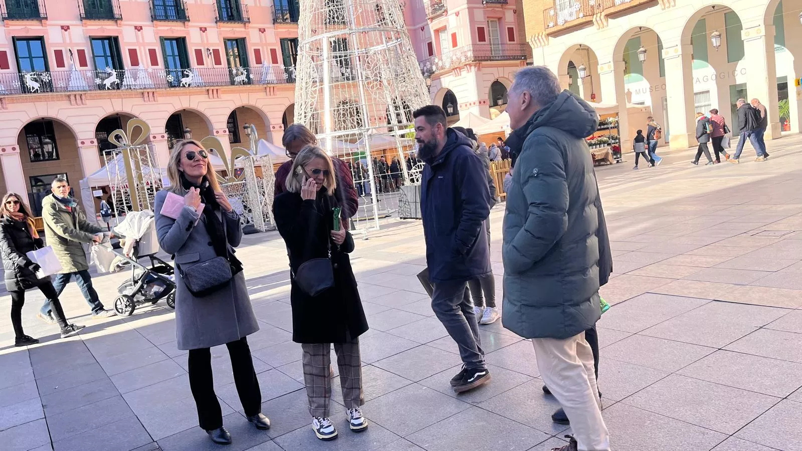 Feria Solidaria navideña en la plaza López Allué de Huesca. Foto Mercedes Manterola