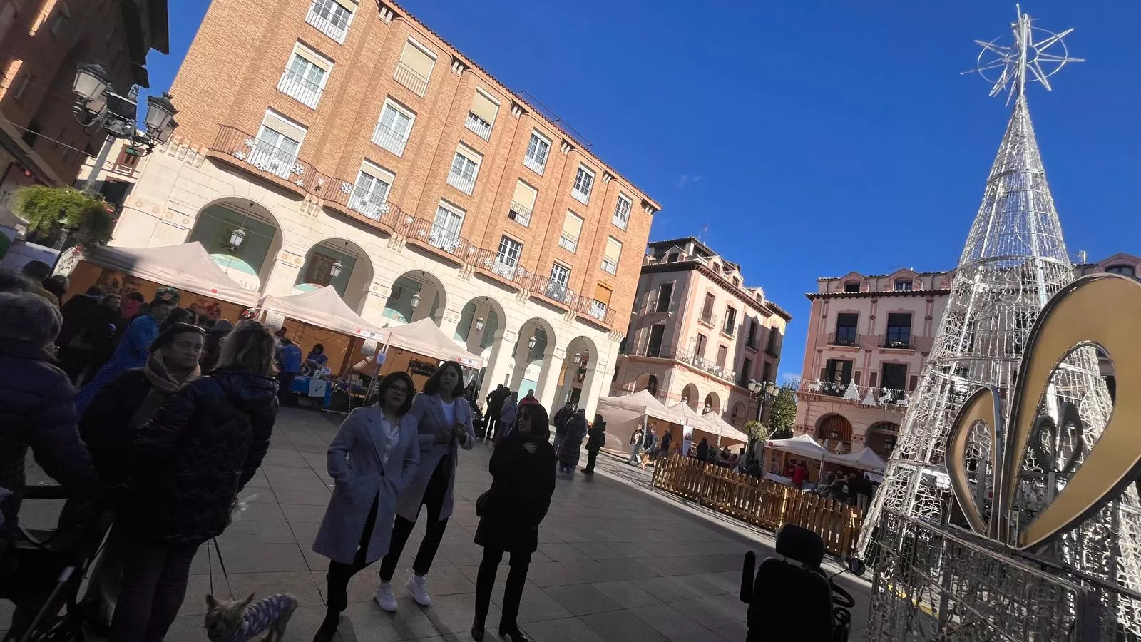 Feria Solidaria navideña en la plaza López Allué de Huesca. Foto Mercedes Manterola