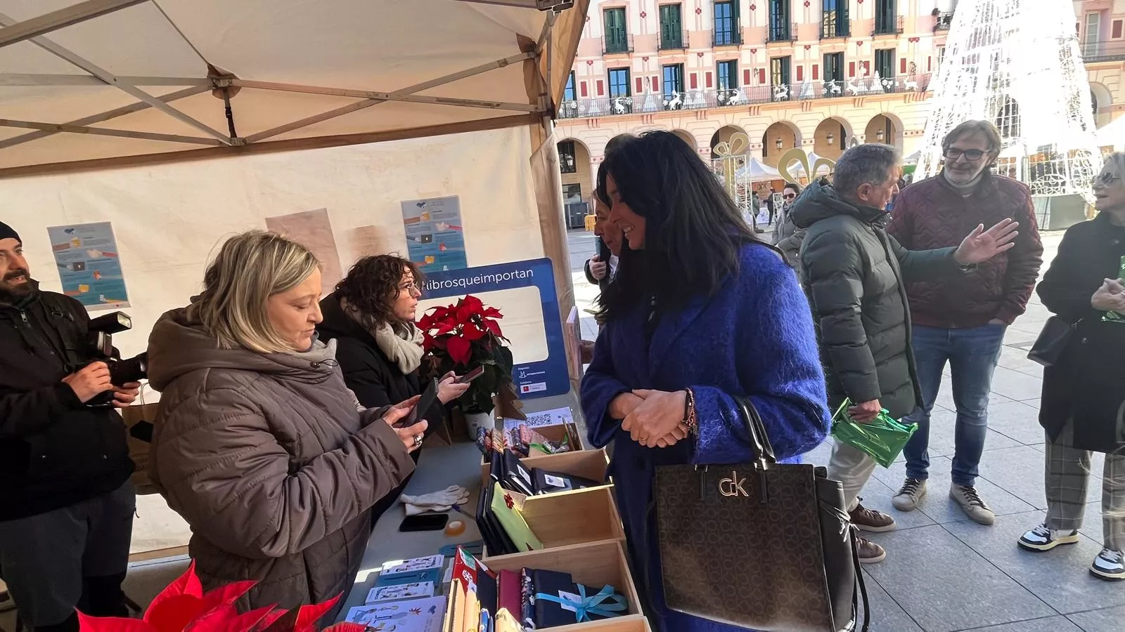 Feria Solidaria navideña en la plaza López Allué de Huesca. Foto Mercedes Manterola
