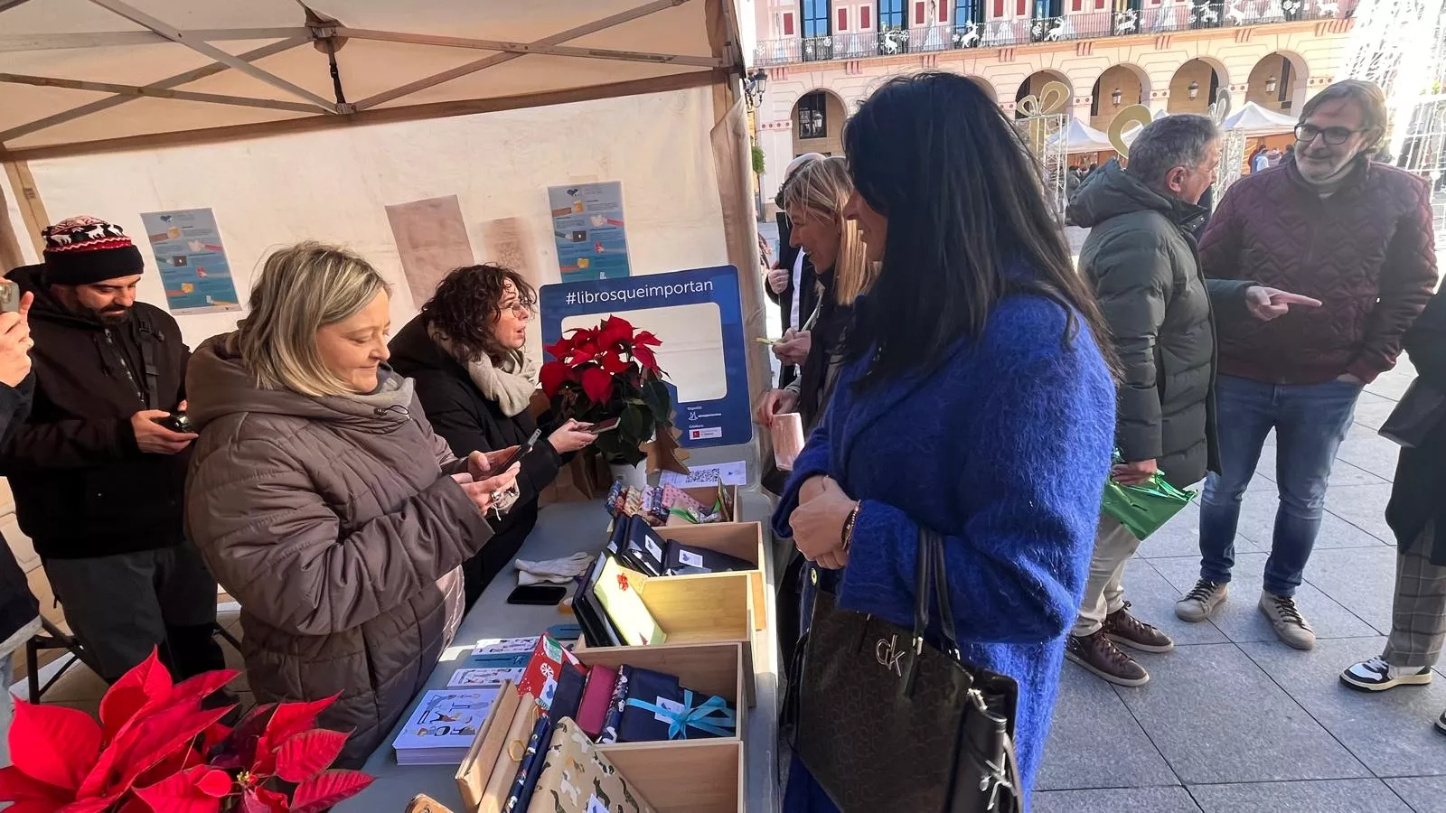 Feria Solidaria navideña en la plaza López Allué de Huesca. Foto Mercedes Manterola