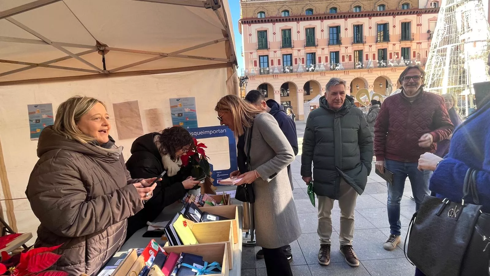 Feria Solidaria navideña en la plaza López Allué de Huesca. Foto Mercedes Manterola
