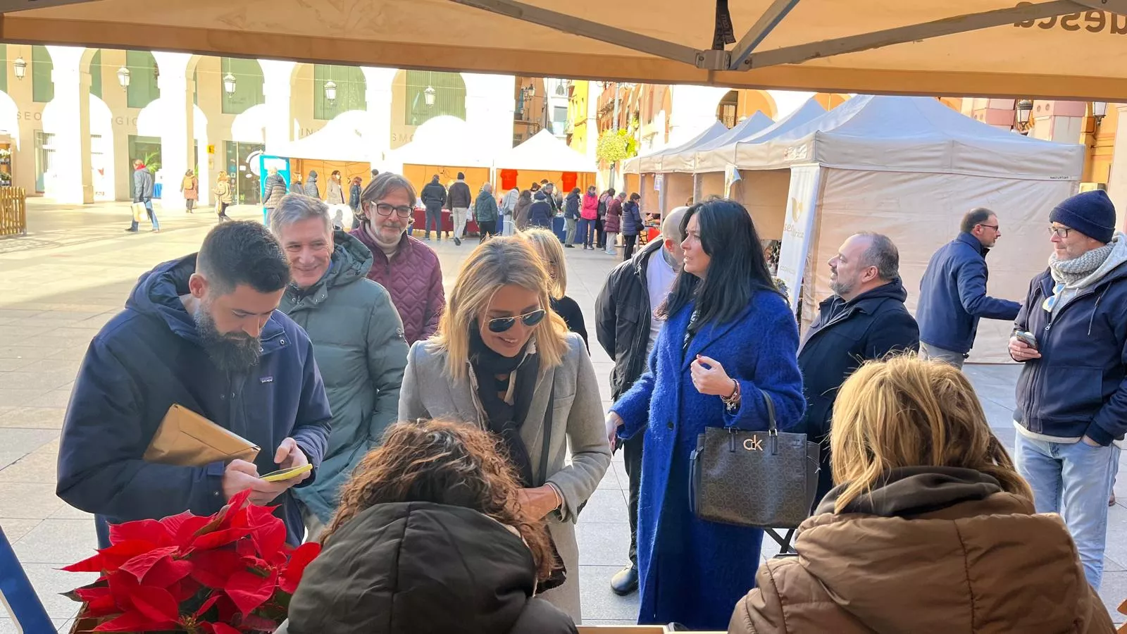 Feria Solidaria navideña en la plaza López Allué de Huesca. Foto Mercedes Manterola
