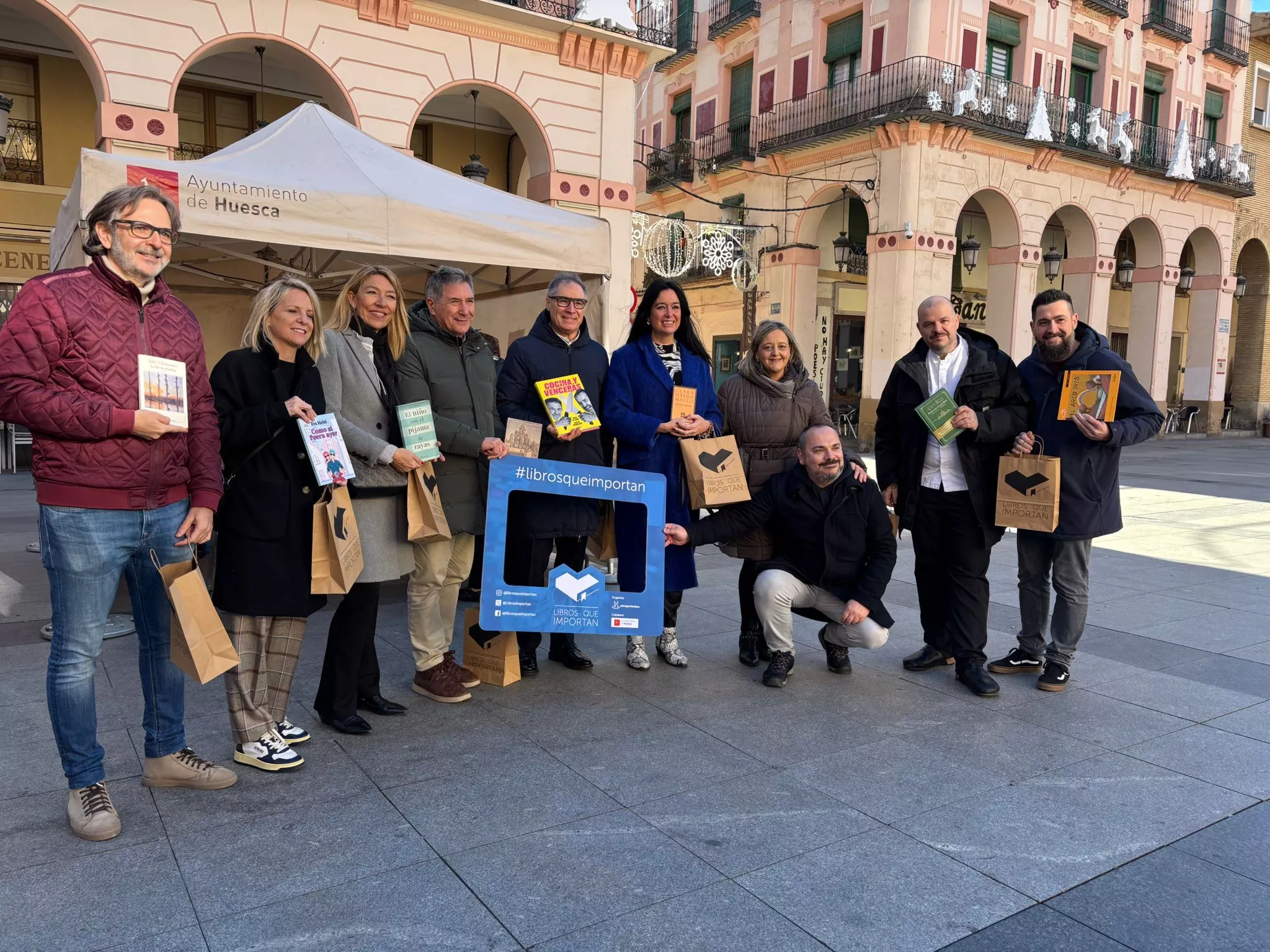 Feria Solidaria navideña en la plaza López Allué de Huesca.