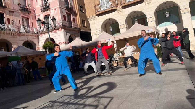 Grupo de la escuela de Tahi Chi en la Feria. Grupo de la escuela de Tahi Chi en la Feria.
