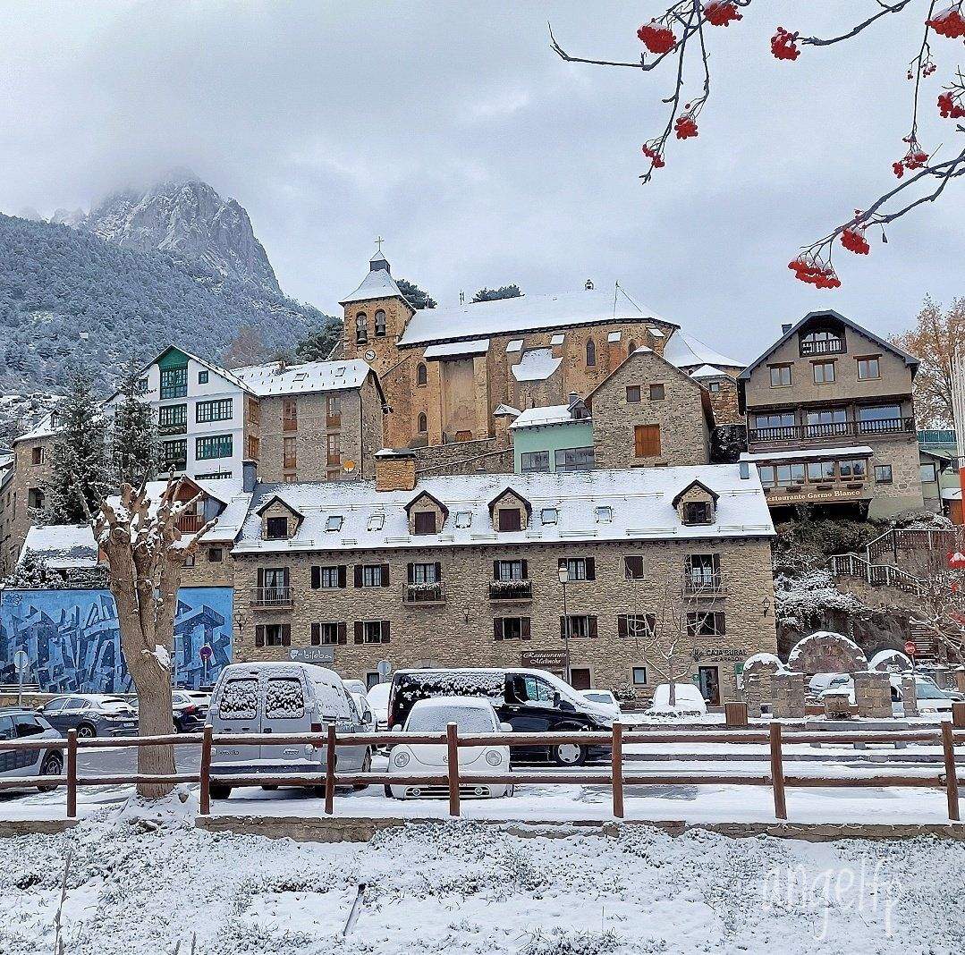 Sallent de Gállego ha amanecido nevada y con una temperatura de -4 grados. Foto: @HotelIzas