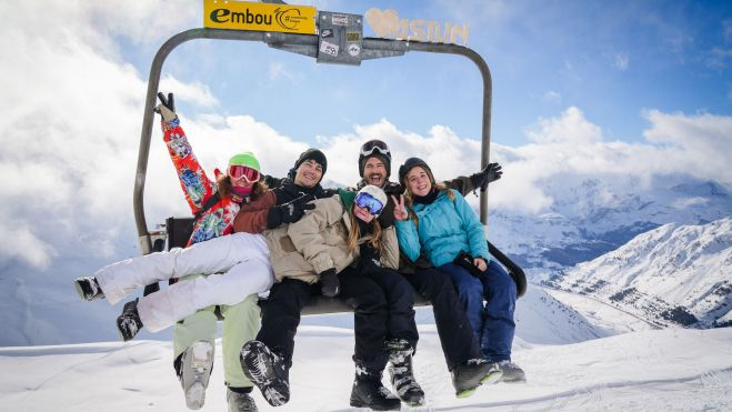 Imagen de esquiadores en la estación de Astún Imagen de esquiadores en la estación de Astún