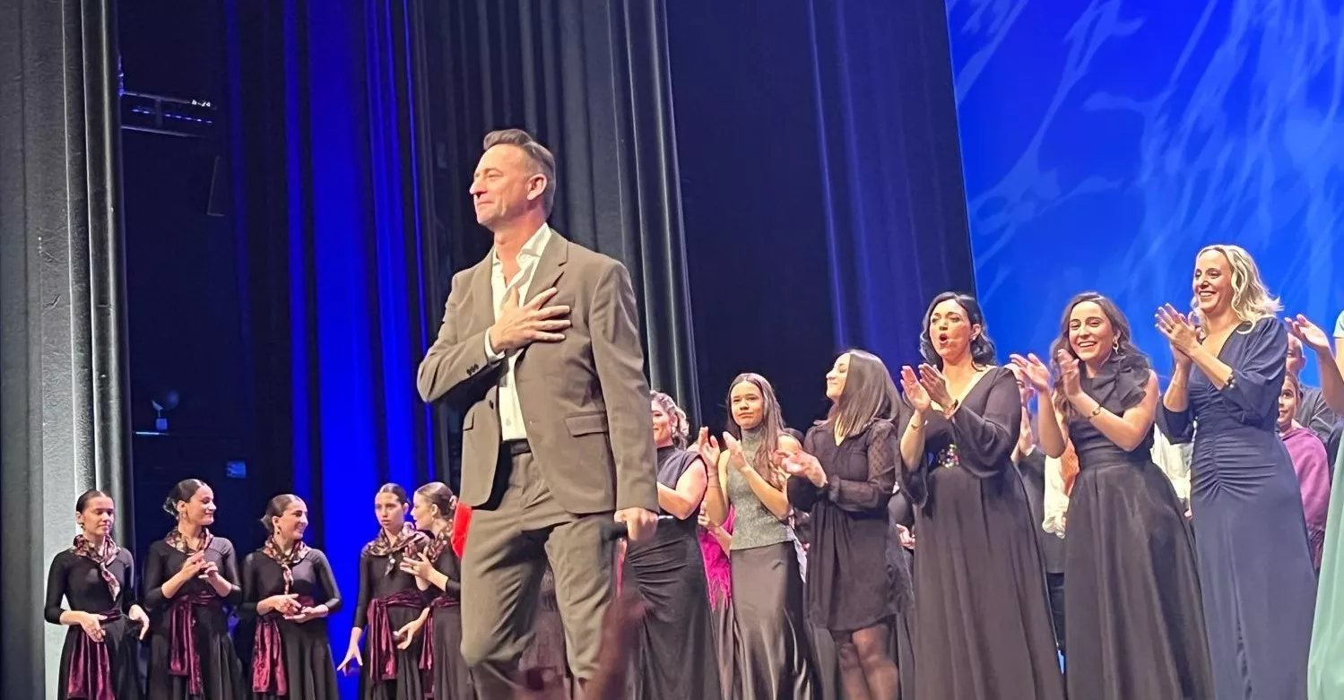 Roberto Ciria recibe el aplauso del público tras la gala de jota a beneficio de Aspanoa. Foto Mercedes Manterola