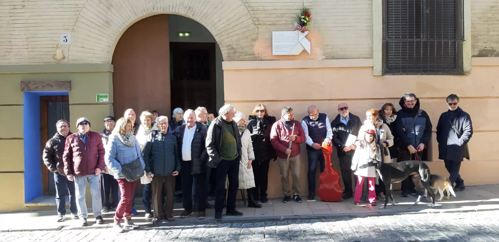El recorrido ha finalizado en la Calle Las Cortes, ante la que fue la casa de Ramón Acín y Concha Monrás. 