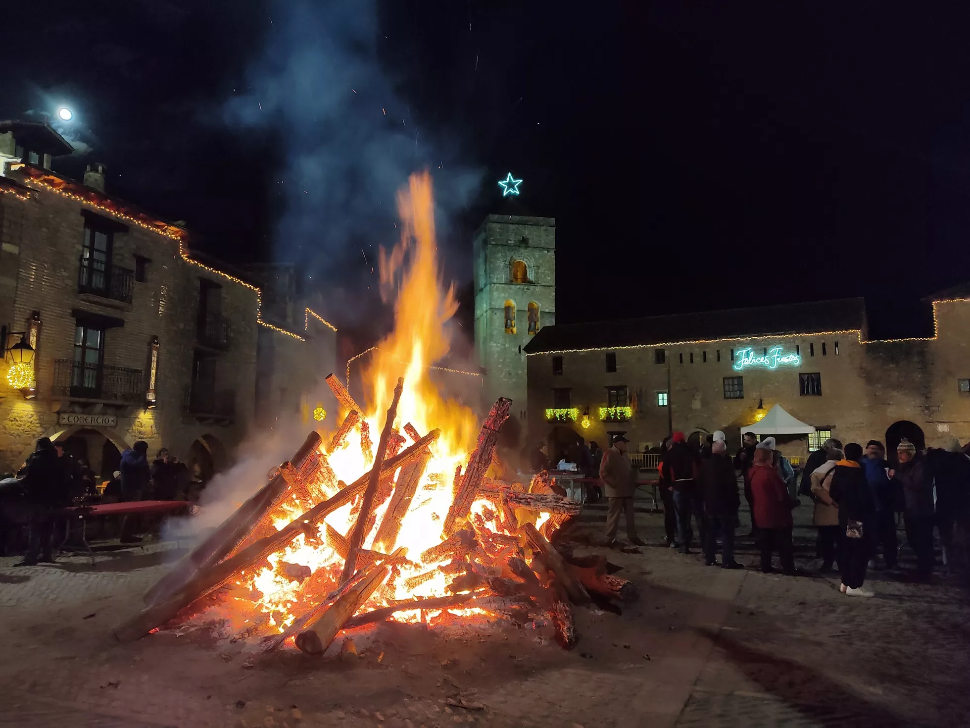 Hoguera encendida en la plaza Mayor de Aínsa en el Punchacubas.