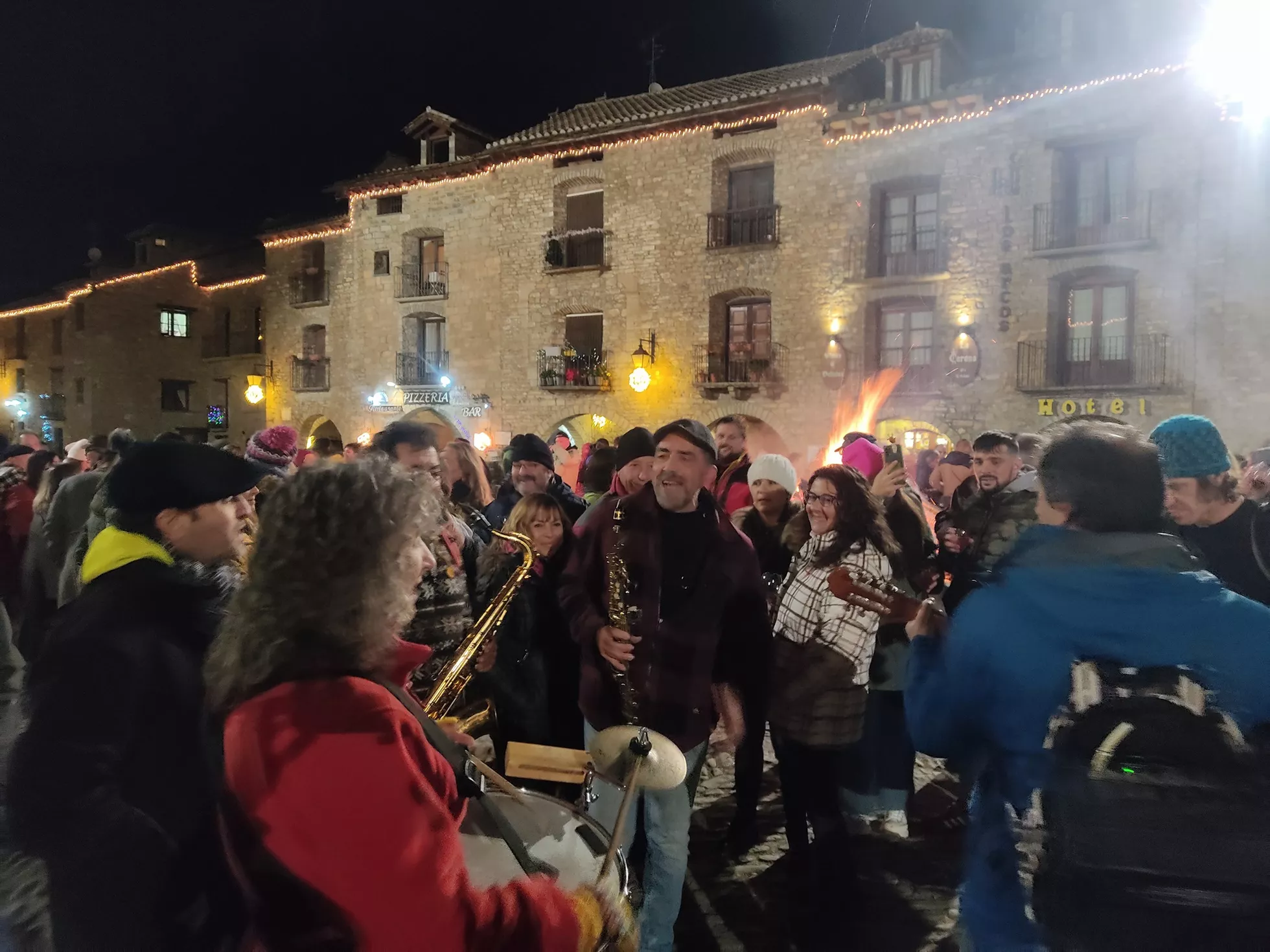 Los Mosicos del País pusieron el ambiente en la feria en Aínsa.