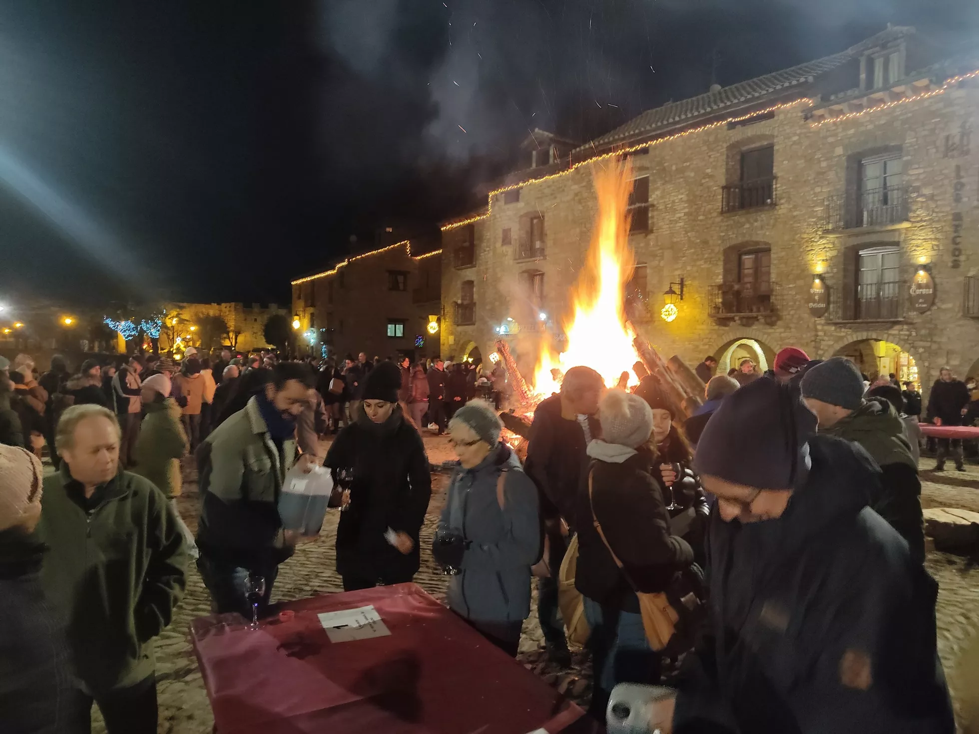 Celebración de la Feria del Vino Artesano Punchacubas en la Plaza Mayor de Aínsa.