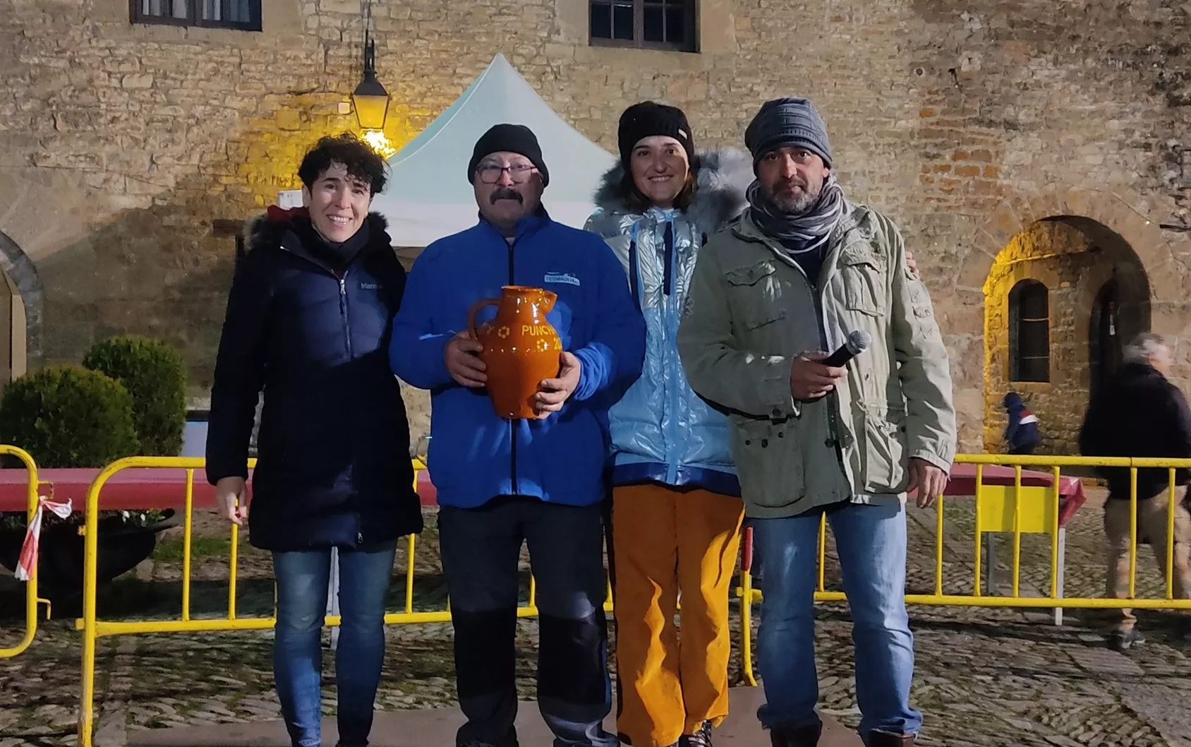 Un familiar de Amadeo recoge en su nombre el Jarro de honor de manos de los concejales Susana Pérez, Pep Gracia y Bea Salcedo
