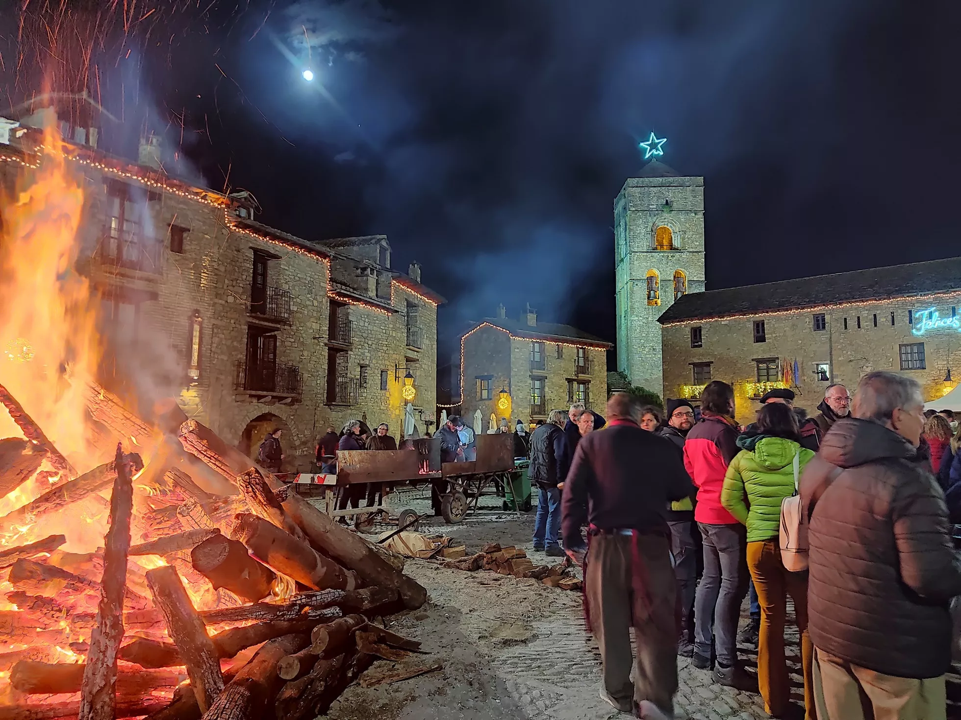 Celebración de la Feria del Vino Artesano Punchacubas en la Plaza Mayor de Aínsa.