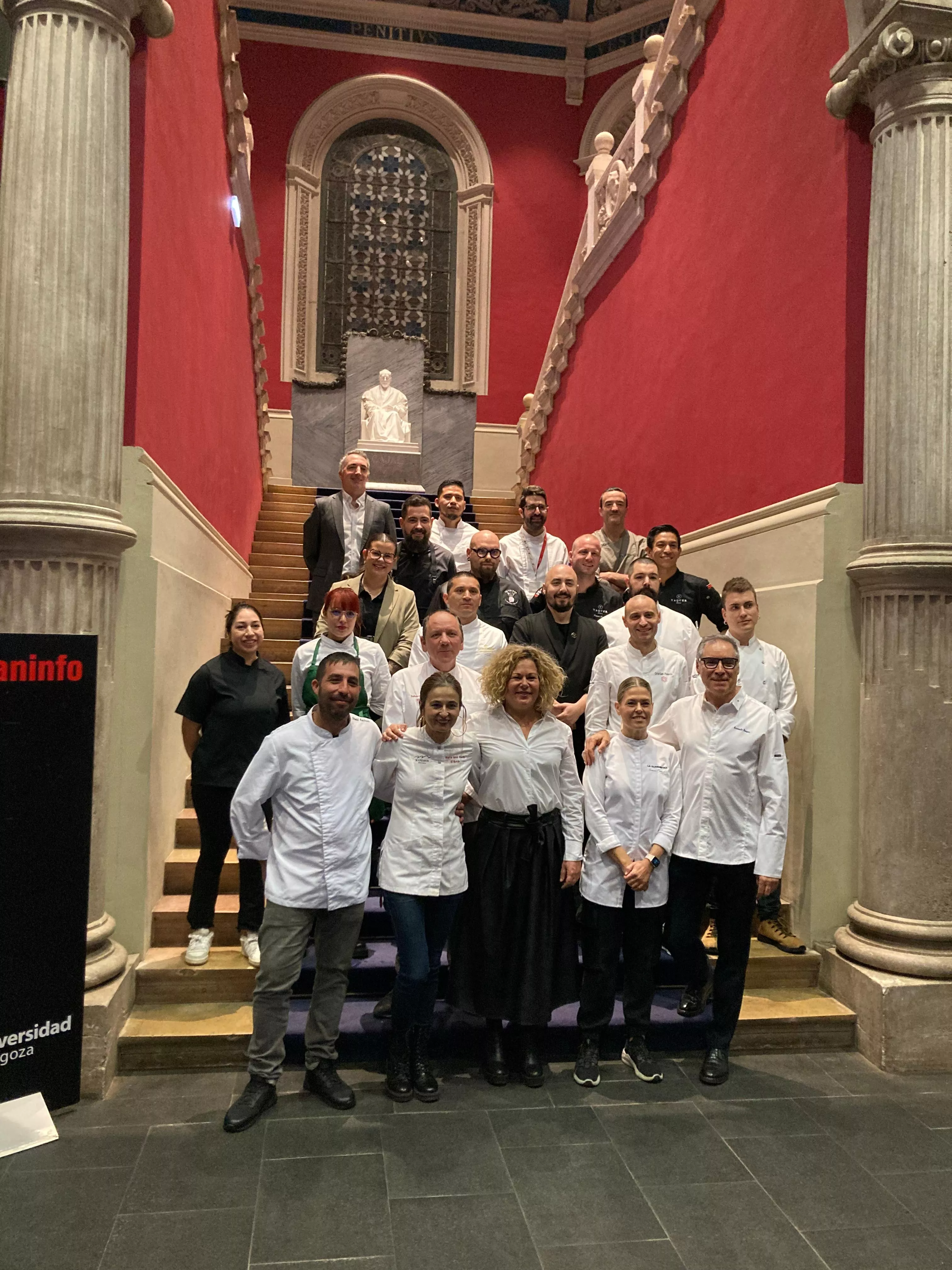 Foto de profesionales participantes en la elaboración de la cena en el Paraninfo Foto de profesionales participantes en la elaboración de la cena en el Paraninfo