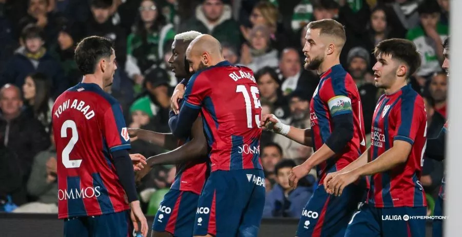 Blasco abraza a Soko tras el gol del Huesca ante el Racing en El Sardinero. Foto. LaLiga