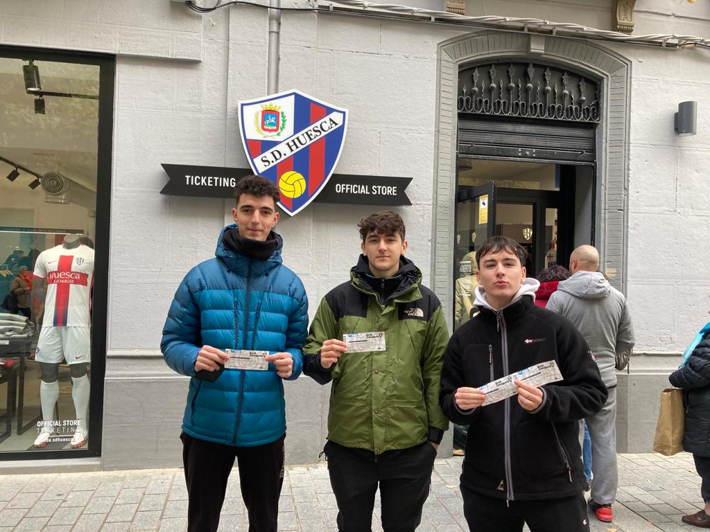 Javier, Jorge y Pablo, tres madrugadores aficionados azulgranas que posan con la entrada del partido de ida en La Romareda. Foto: Adrián Mora