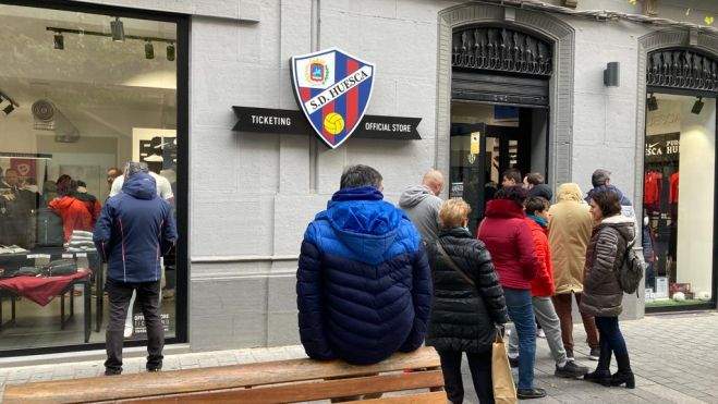 La cola llegaba hasta la calle. Foto: A. M. La cola llegaba hasta la calle. Foto: A. M.