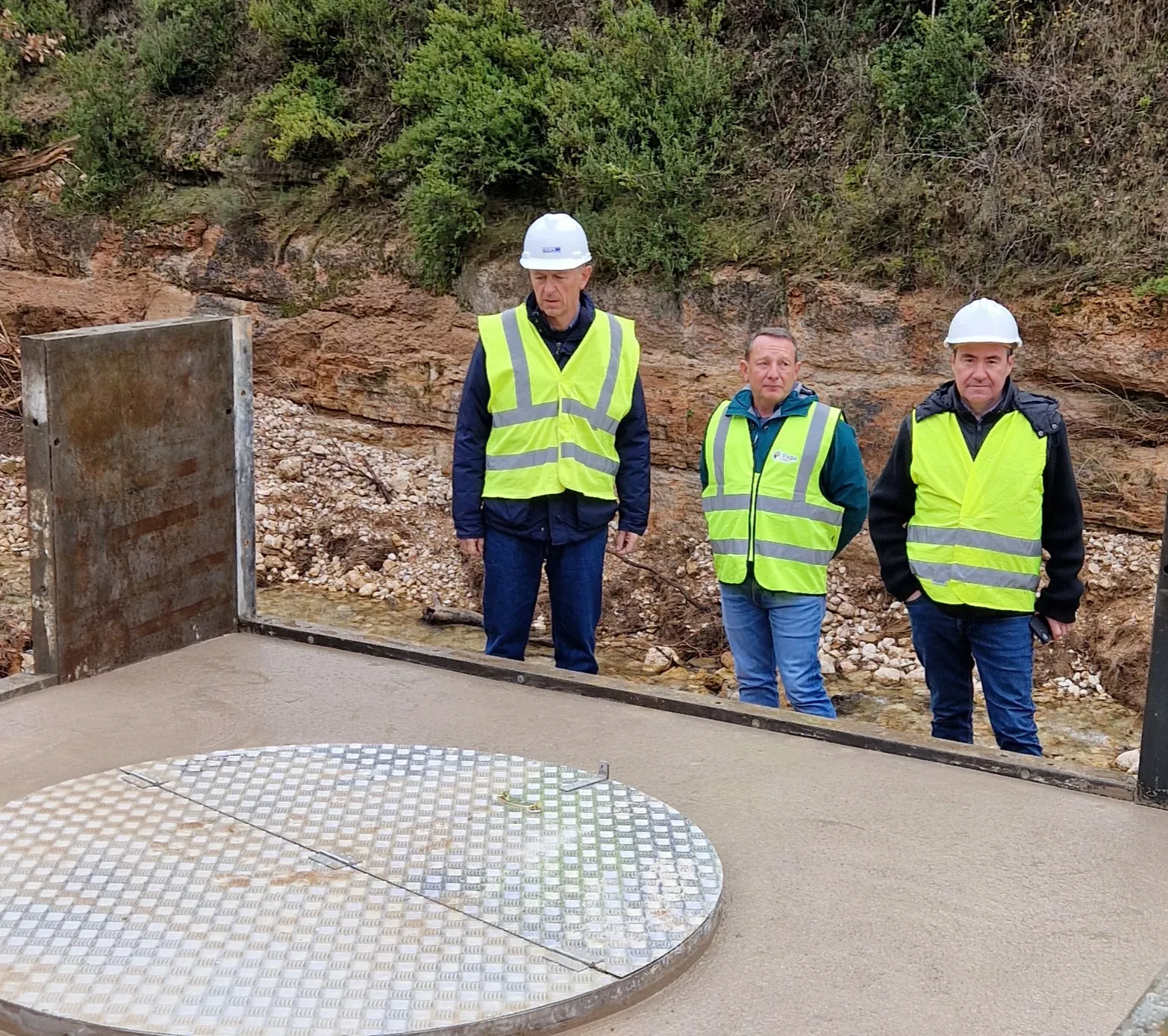 El director del IAA, Luis Estaún, ha visitado la actuación acompañado del alcalde de Bierge y del director de las obras.