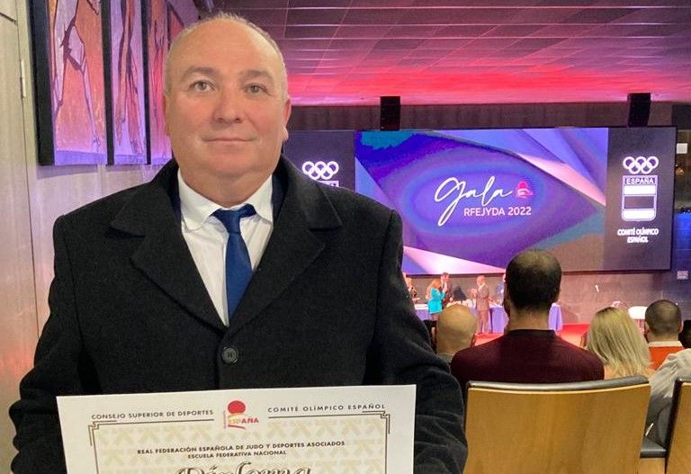Antonio Clager posa con el diploma