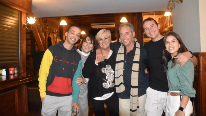 Eduardo Piedrafita, rodeado por su familia. Foto Noemí Labara Eduardo Piedrafita, rodeado por su familia. Foto Noemí Labara