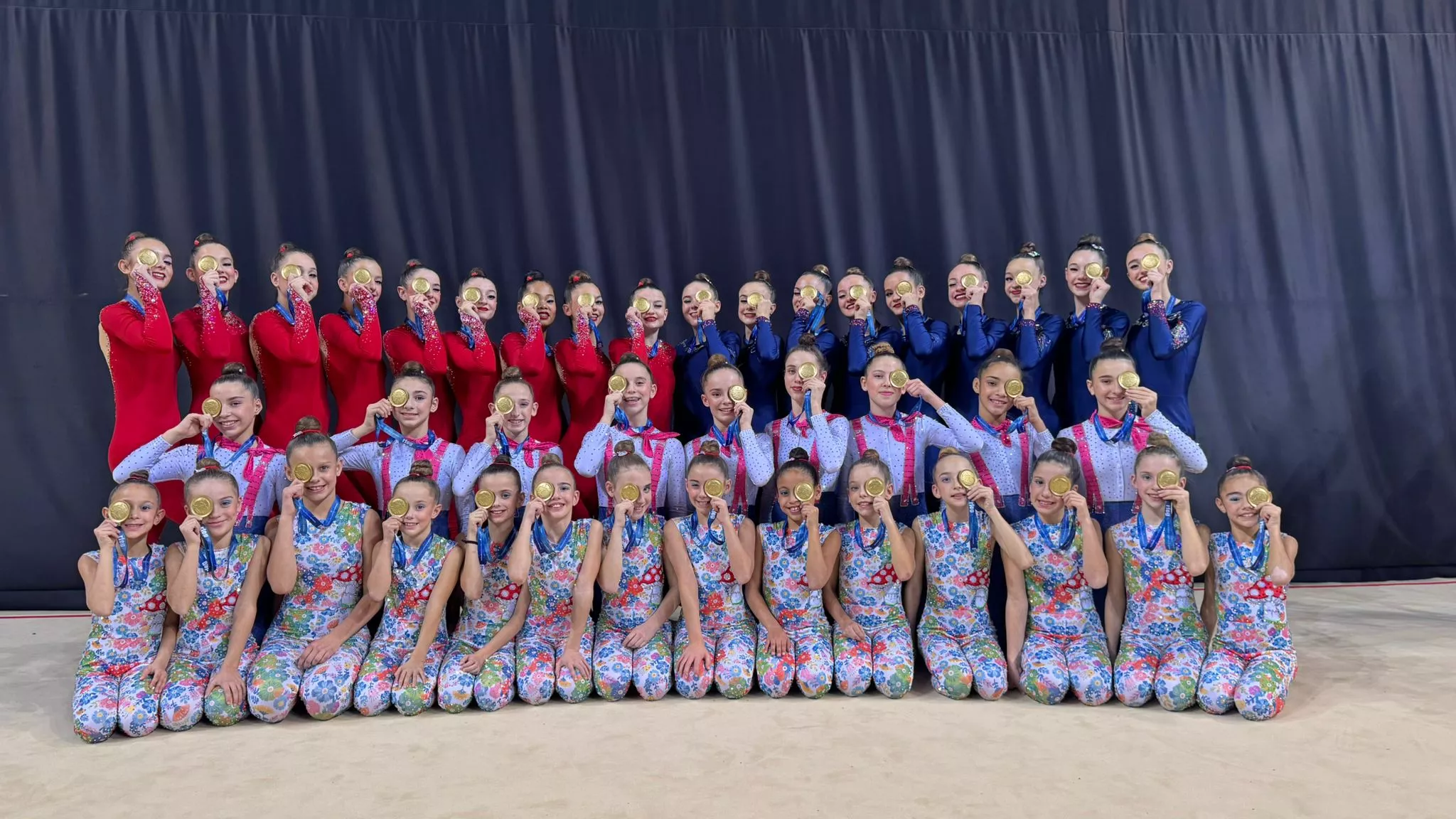 Los cuatro equipos con sus cuatro oros como cuatro soles.