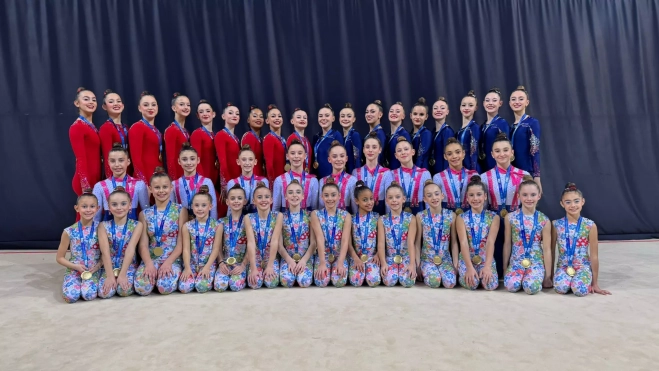 Los cuatro equipos, en la foto de familia al final del campeonato. Los cuatro equipos, en la foto de familia al final del campeonato.