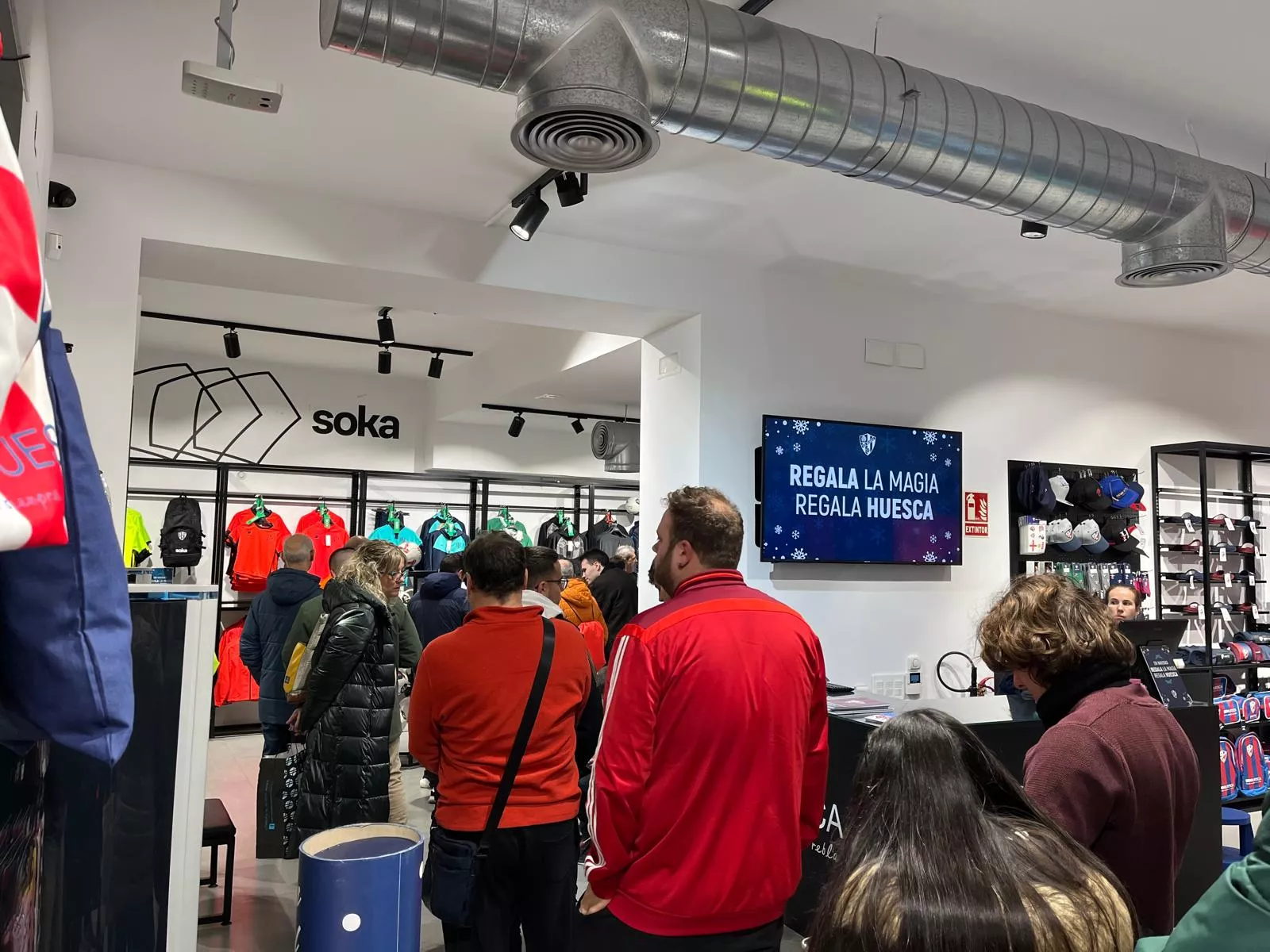 Aficionados del Huesca forman cola para sacar entradas del partido de Copa. Foto: Adrián Mora