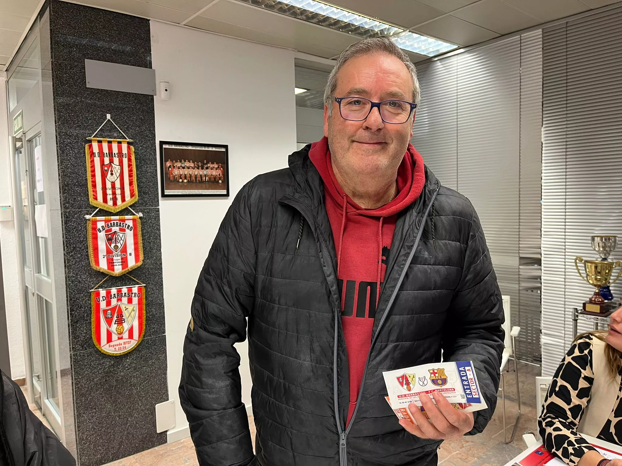 Un aficionado del Barbastro muestra su entrada para el partido ante el Barcelona.