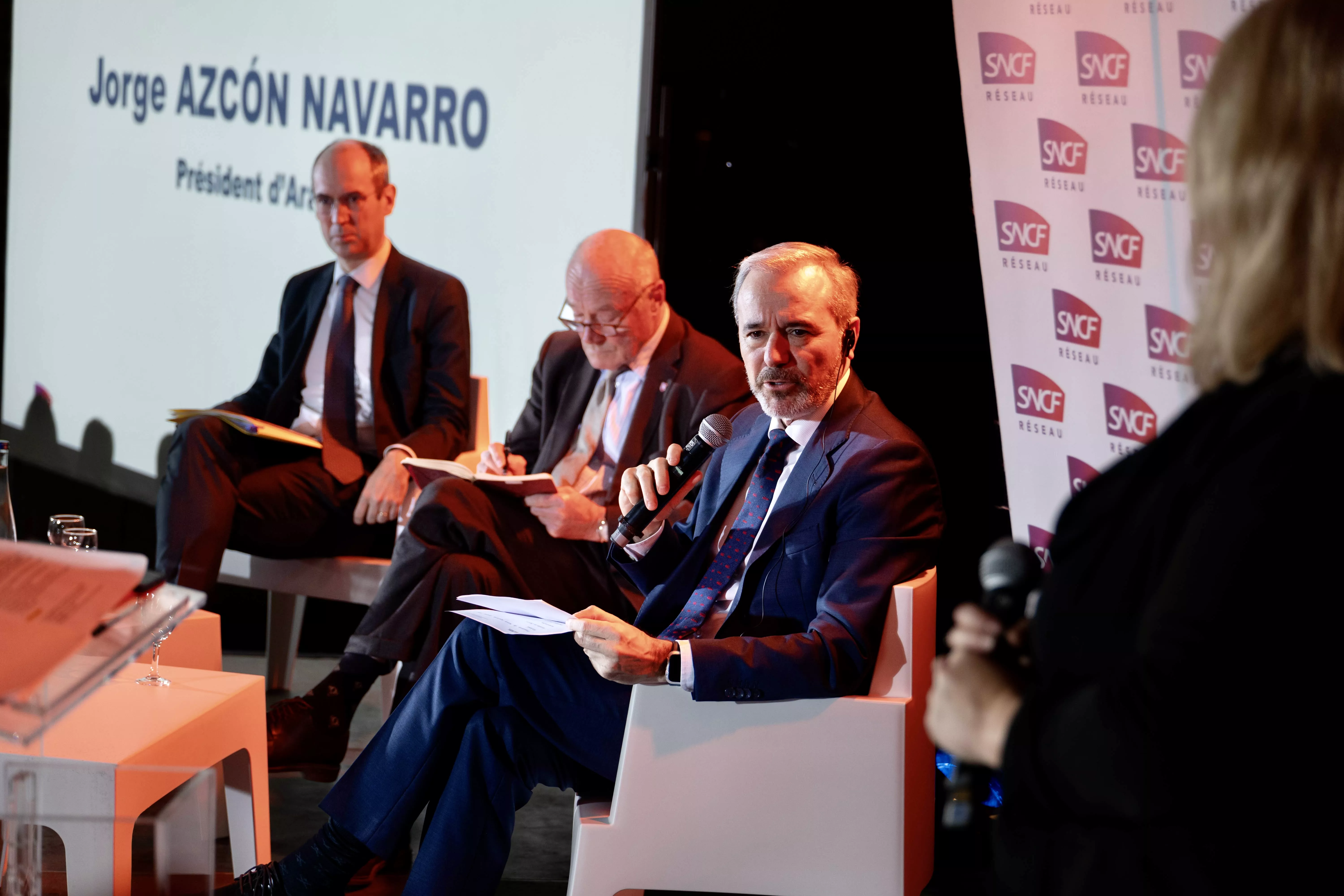 Azcón muestra su firme apoyo a la reapertura del Canfranc en la consulta pública de Oloron.