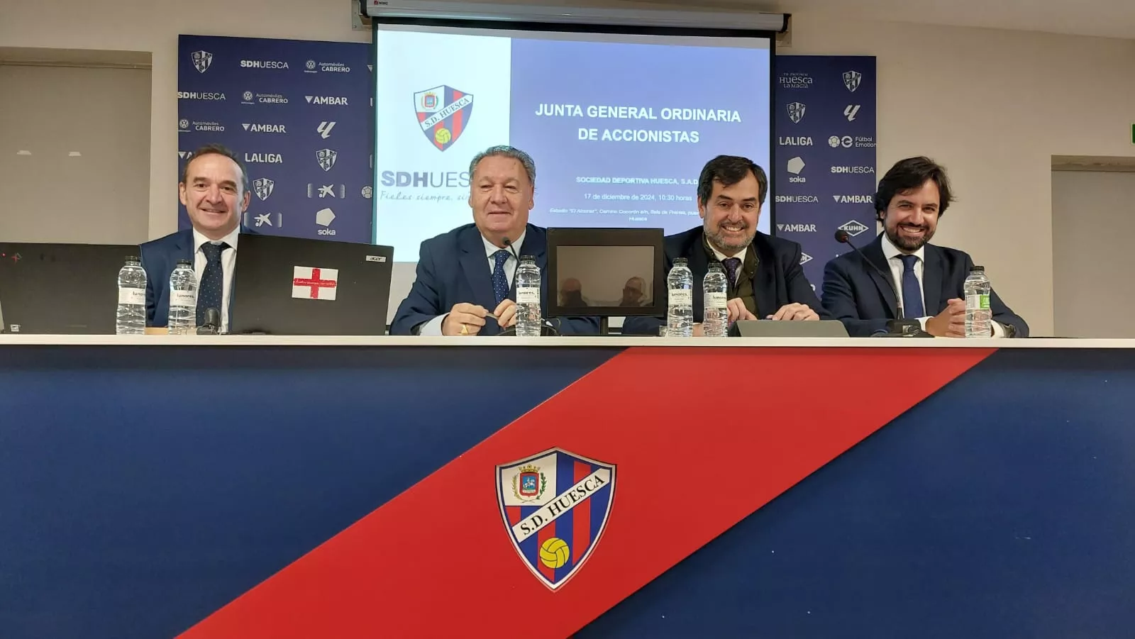  Agustín Lasaosa, presidente del Huesca; consejeros Ricardo Mur y Alfonso García Vicente, y Antonio García Lapuente, secretario, en la Junta de Accionistas del Huesca del 17 de diciembre. 