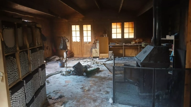 Imagen del estado de una de las aulas de la escuela de Caneto afectada por un incendio. Imagen del estado de una de las aulas de la escuela de Caneto afectada por un incendio.