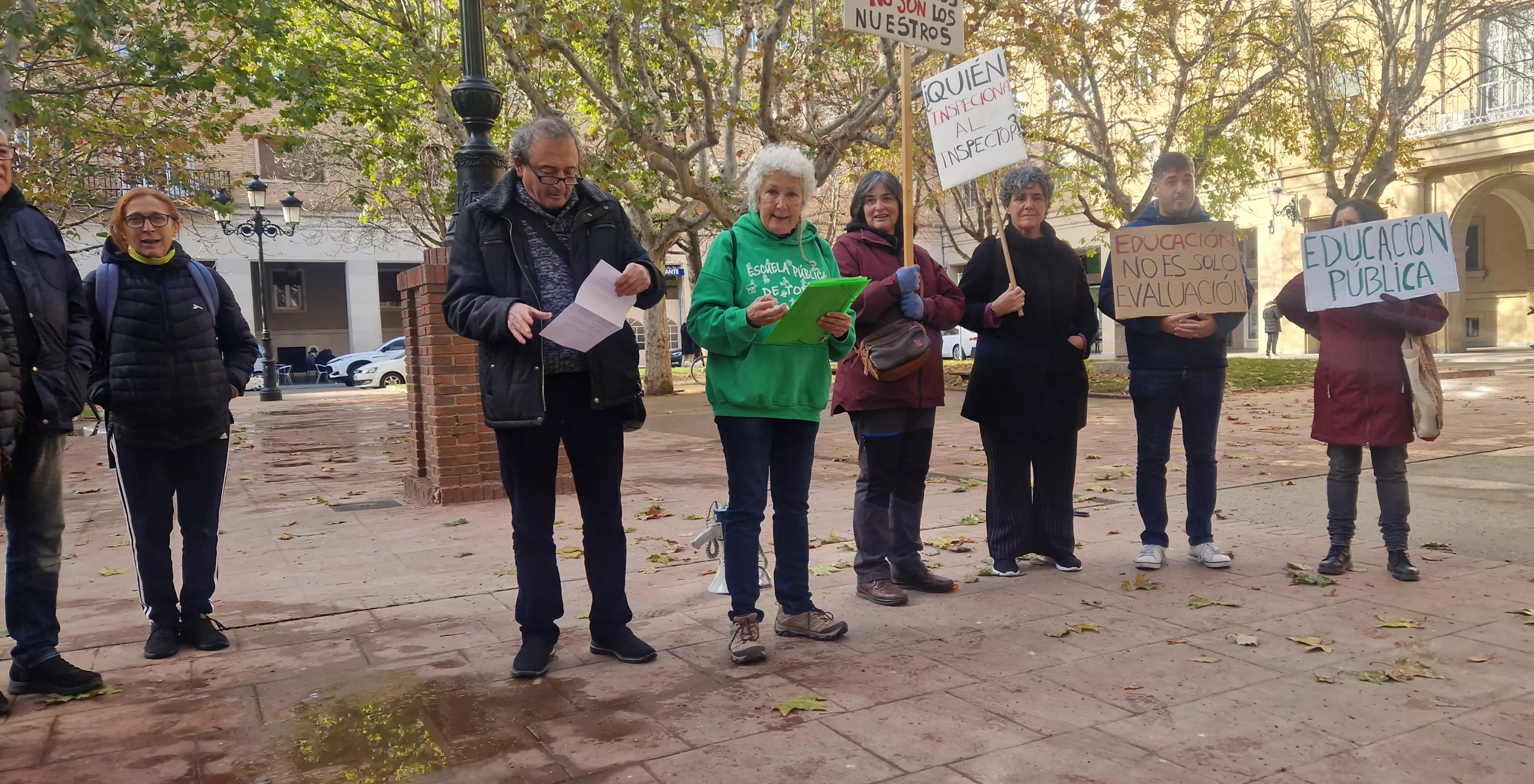 Concentración ante Educación para pedir que se investigue al inspector jefe de Huesca 