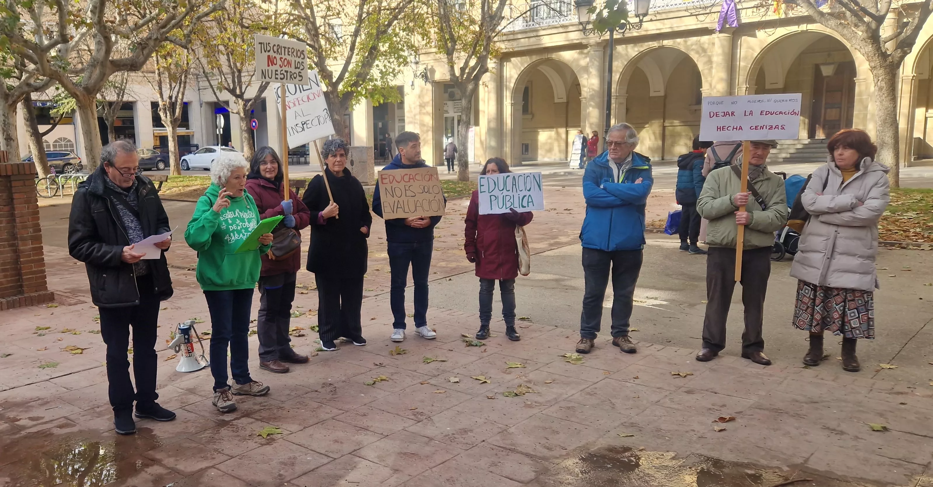 Concentración ante Educación para pedir que se investigue al inspector jefe de Huesca 