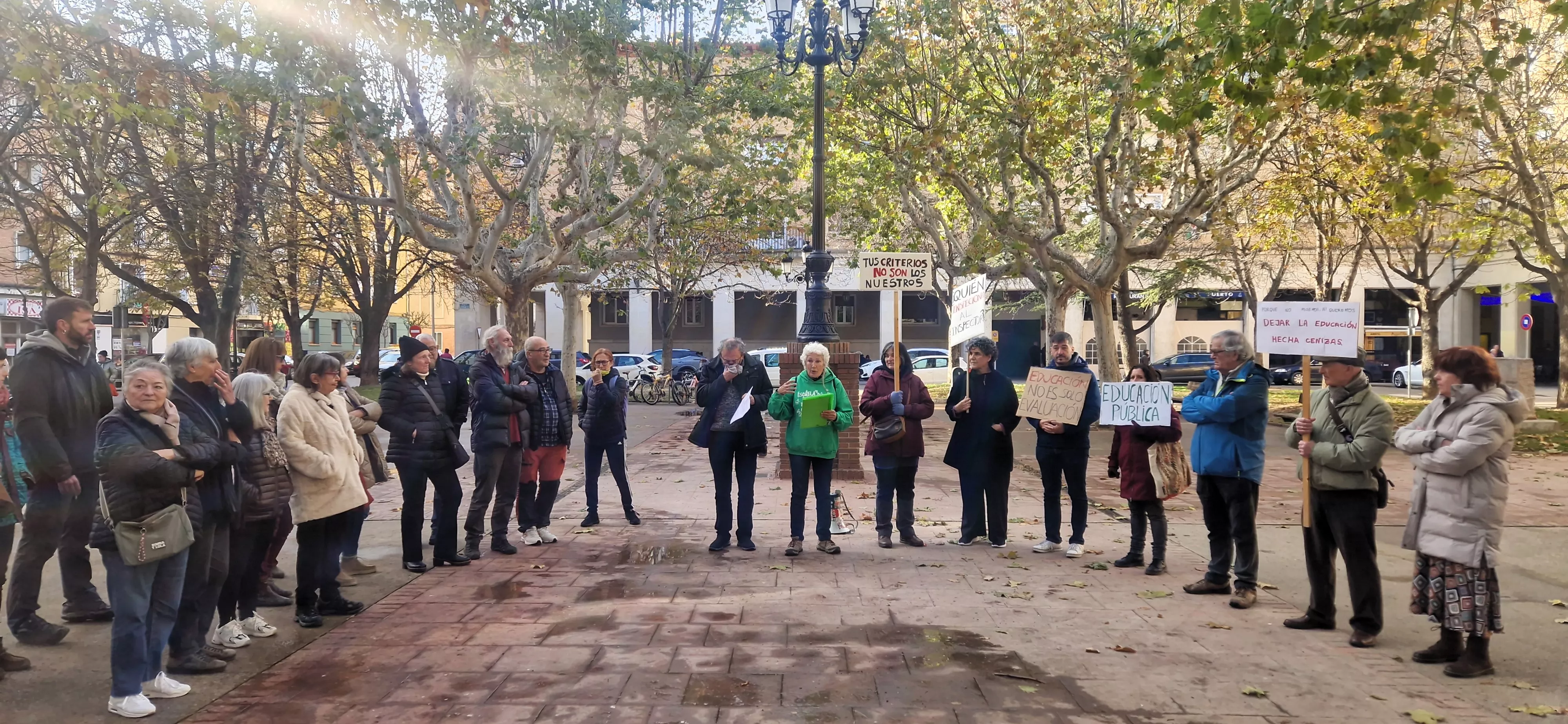 Imagen de la concentración realizada este martes ante la Dirección Provincial de Educación. Foto Diario de Huesca Imagen de la concentración realizada este martes ante la Dirección Provincial de Educación. Foto Diario de Huesca