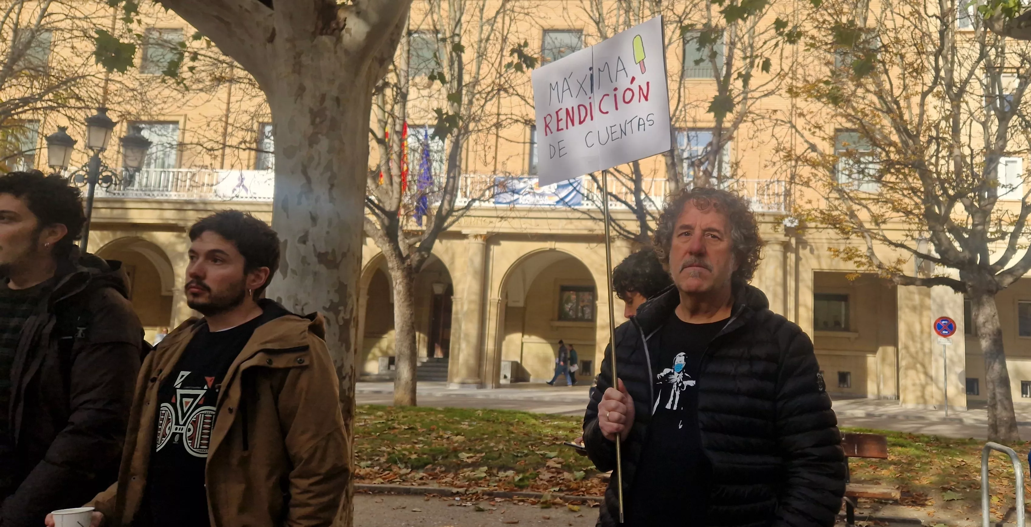 Concentración ante Educación para pedir que se investigue al inspector jefe de Huesca 