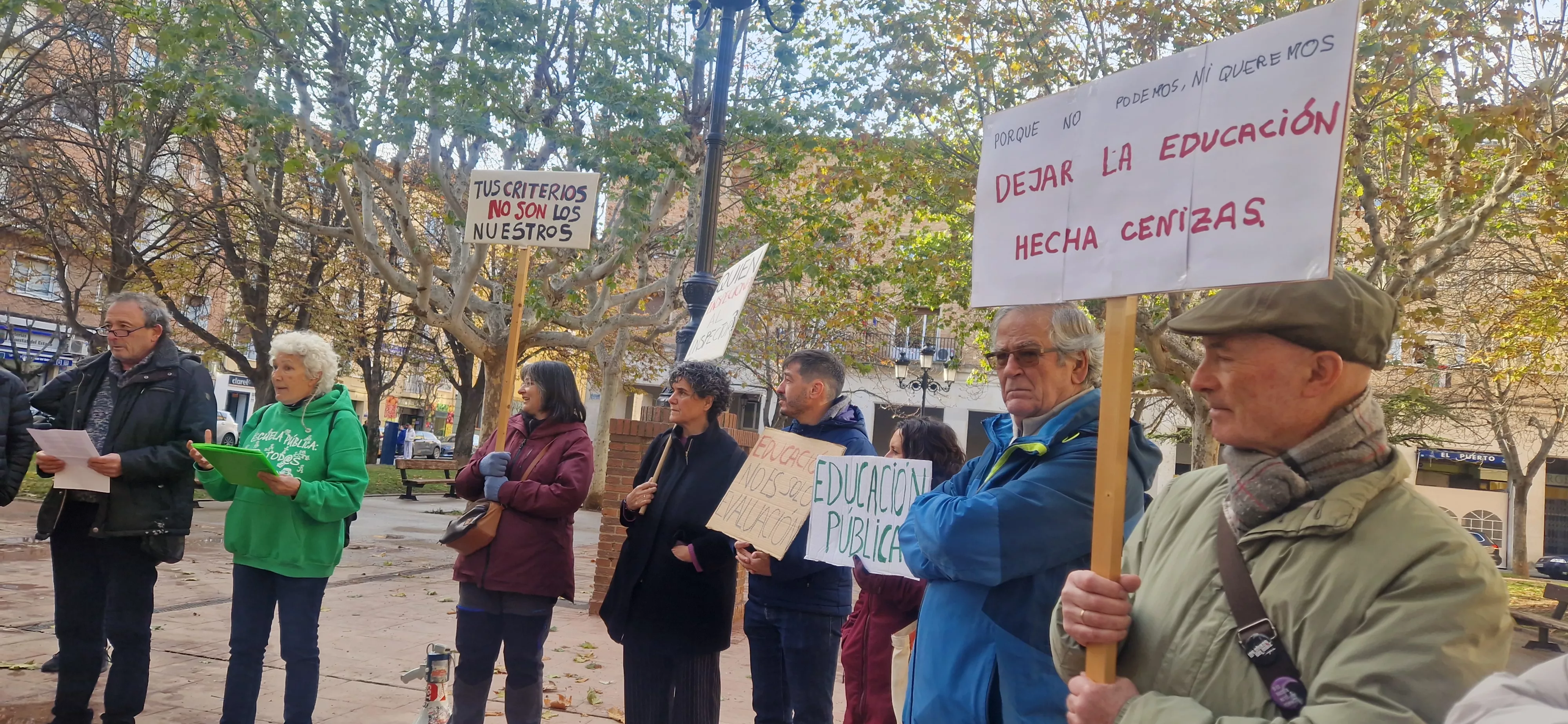 Concentración ante Educación para pedir que se investigue al inspector jefe de Huesca 