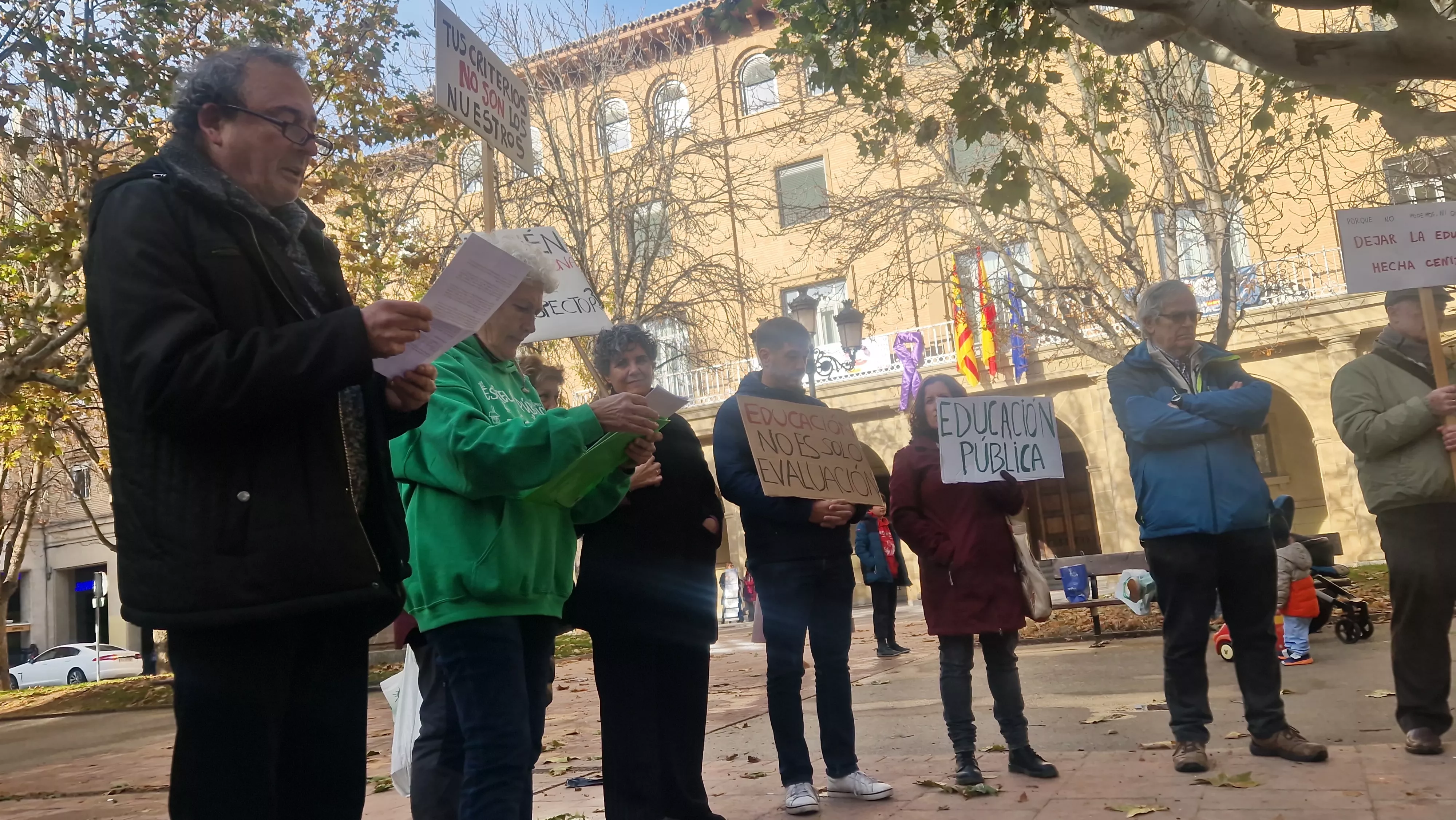 Concentración ante Educación para pedir que se investigue al inspector jefe de Huesca 