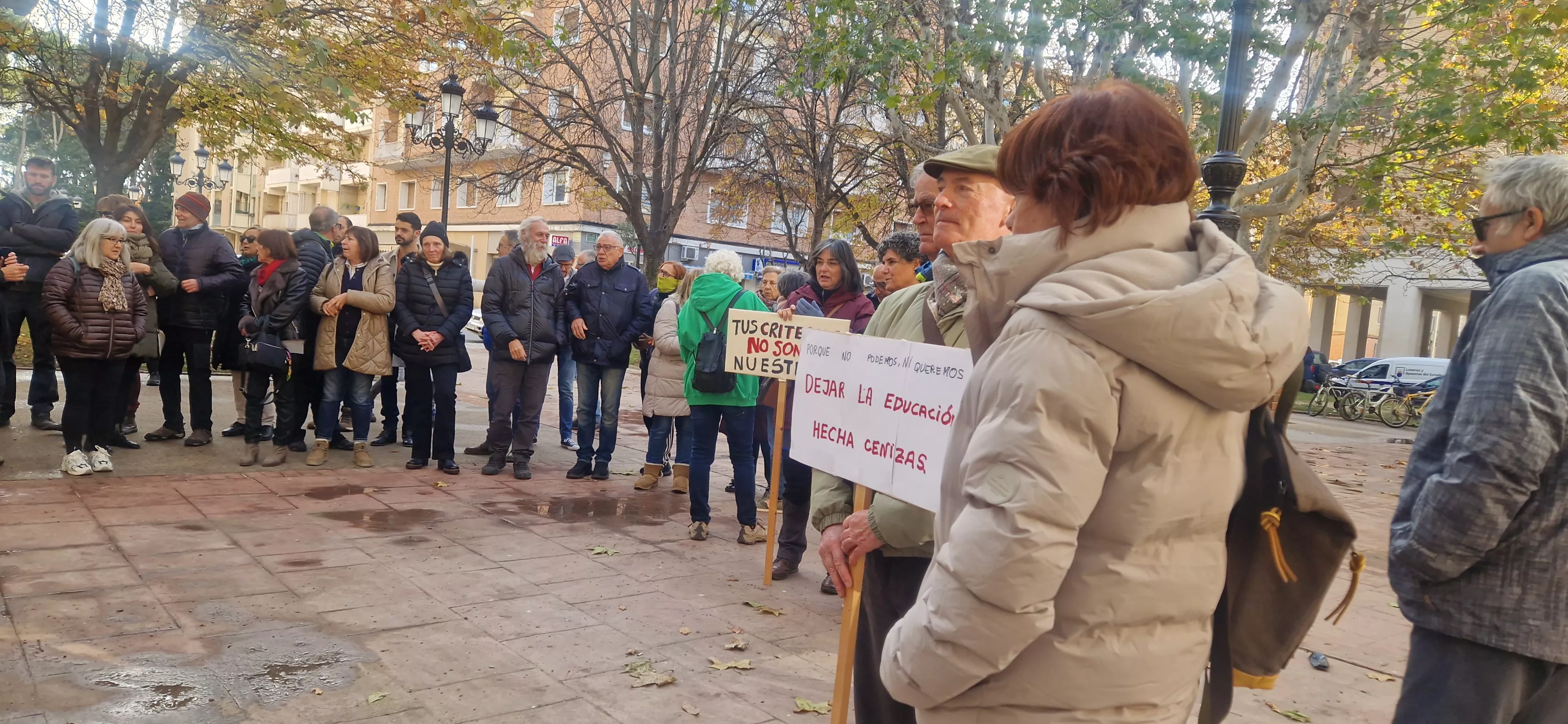 Imagen de archivo de una concentración ante Educación para pedir que se investigue al inspector jefe de Huesca 