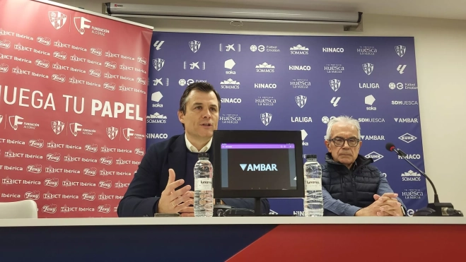 Juan José Camacho y José Luis Pérez, de la Fundación Alcoraz y Foxy Juan José Camacho y José Luis Pérez, de la Fundación Alcoraz y Foxy