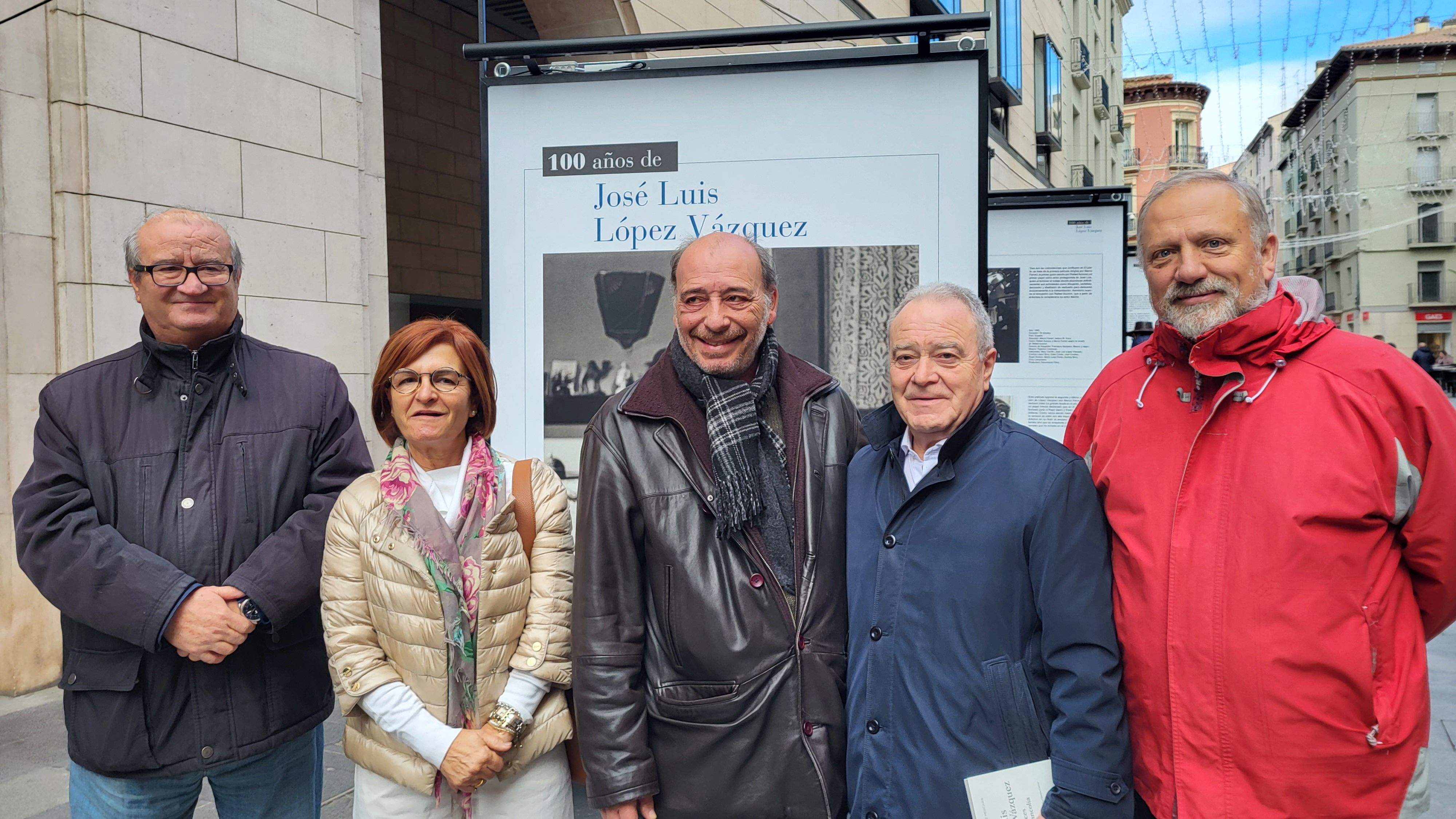 José María Romance, Maribel de Pablo, José Luis López Magerus, Miguel Gracia y Miguel Cordero junto a la exposición