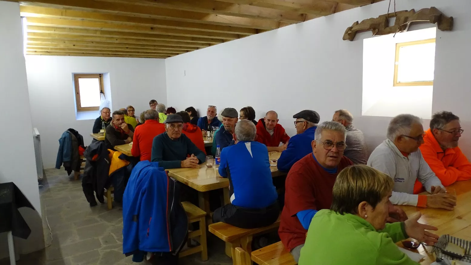 Comiendo refugio en Nocito. Foto Alfredo Zazo